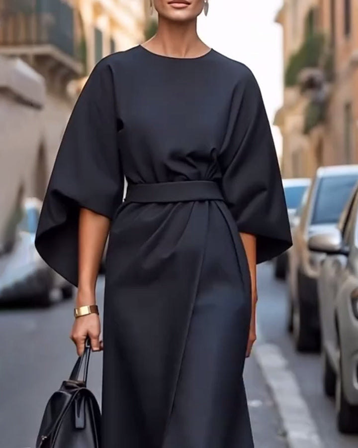 "Robe élégante avec manches lanternes chic et ceinture, idéale pour un look féminin et moderne lors d'occasions spéciales."