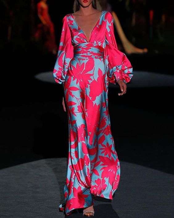 "Robe élégante Daphné à col en V, coupe ajustée, tissu doux, idéale pour look chic et sophistiqué, tailles S à 3XL."