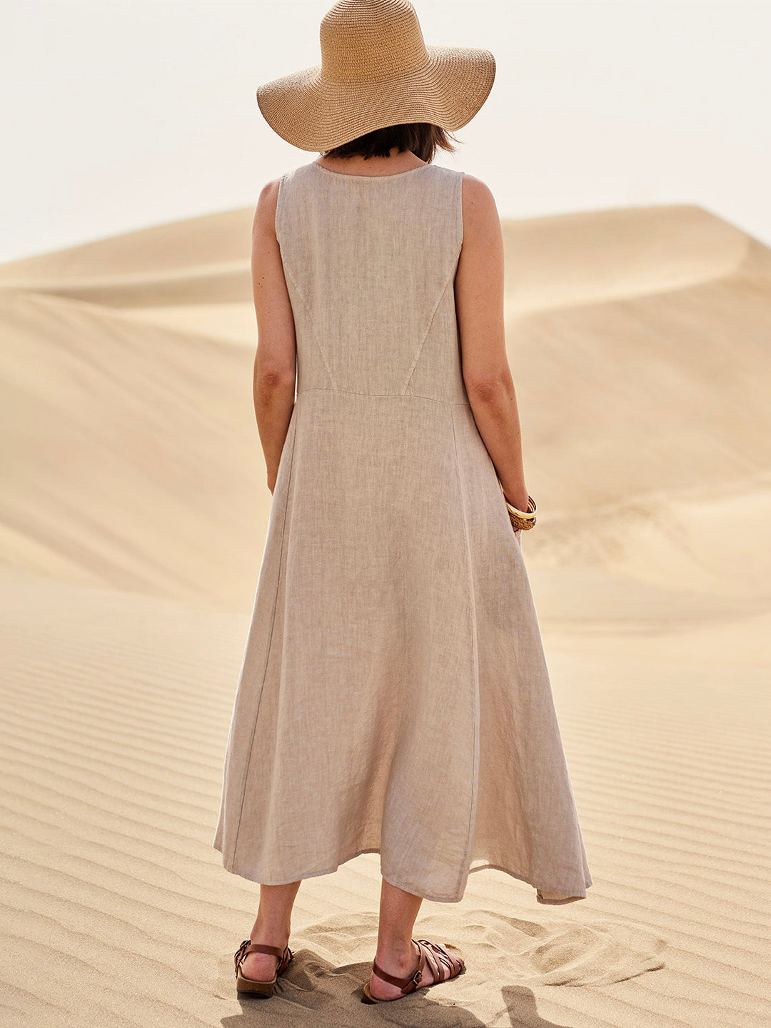 Robe élégante en coton beige, poches spacieuses, coupe fluide, idéale pour confort quotidien et élégance décontractée.
