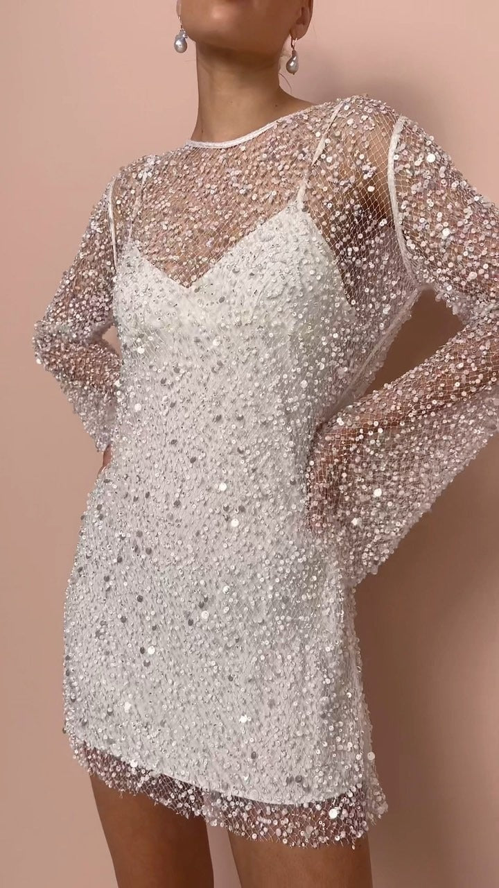 "Robe élégante en mesh perlé, silhouette flatteuse, idéale pour événements spéciaux, bretelles fines, look glamour."