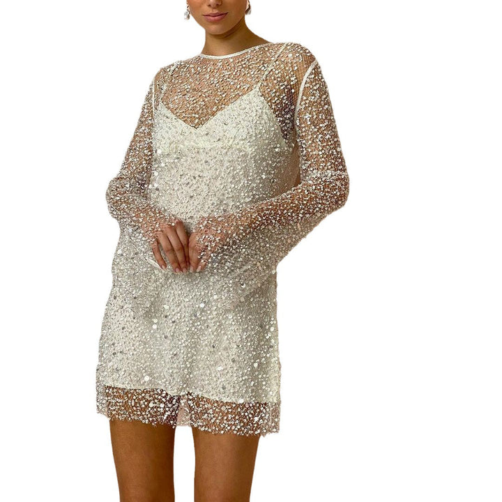 "Robe élégante en mesh perlé, silhouette flatteuse, idéale pour événements spéciaux, bretelles fines, look glamour."
