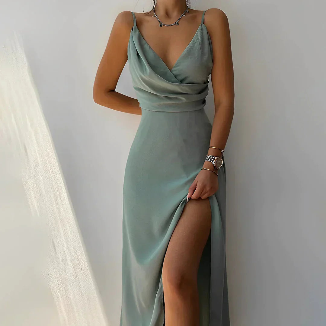 "Robe élégante femme rouge estival, design chic, détails raffinés, idéale pour printemps et été, soulignant silhouette."