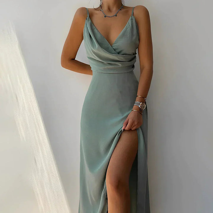 "Robe élégante femme rouge estival, design chic, détails raffinés, idéale pour printemps et été, soulignant silhouette."
