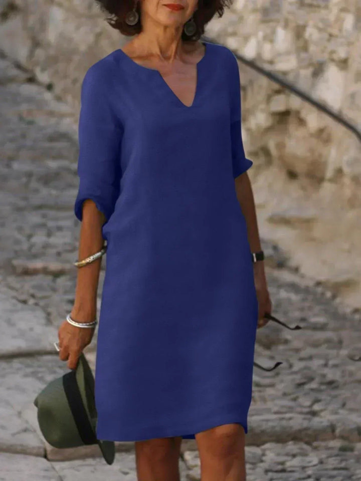 "Robe élégante Josette avec col en V, design raffiné, coupe flatteuse, matériaux luxueux, idéale pour toutes occasions."