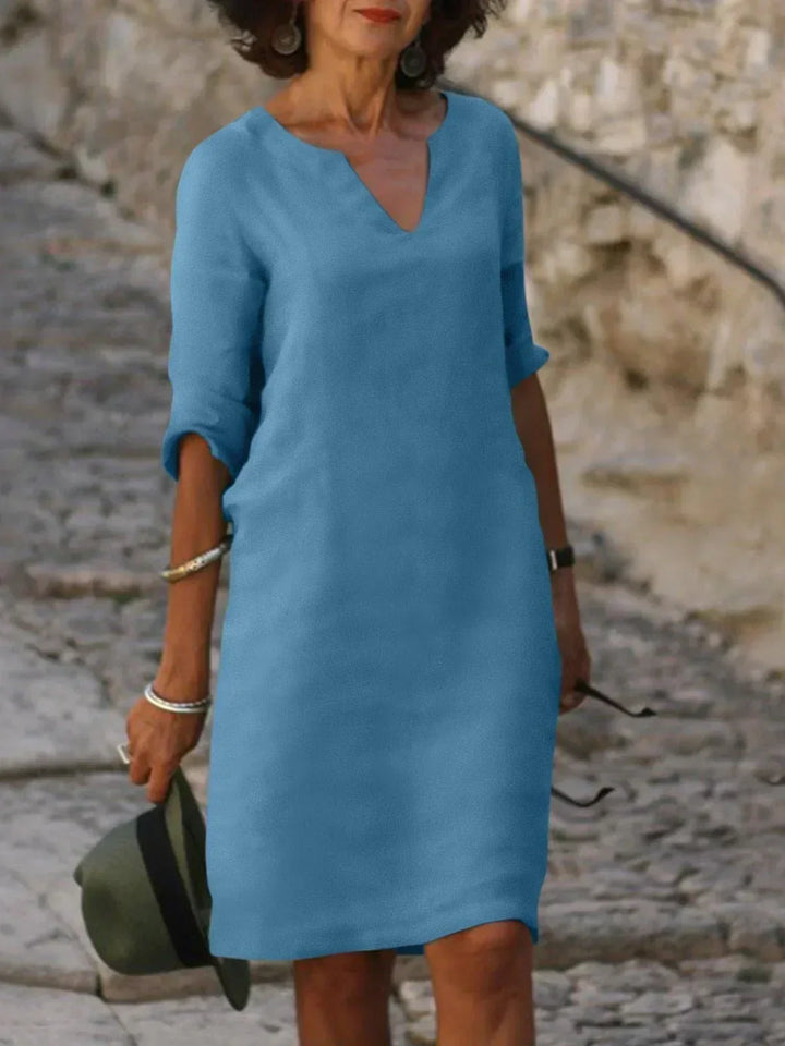 "Robe élégante Josette avec col en V, design raffiné, coupe flatteuse, matériaux luxueux, idéale pour toutes occasions."