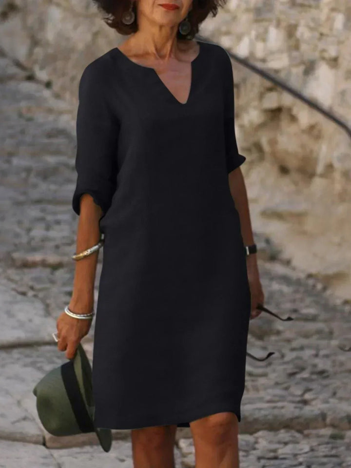 "Robe élégante Josette avec col en V, design raffiné, coupe flatteuse, matériaux luxueux, idéale pour toutes occasions."