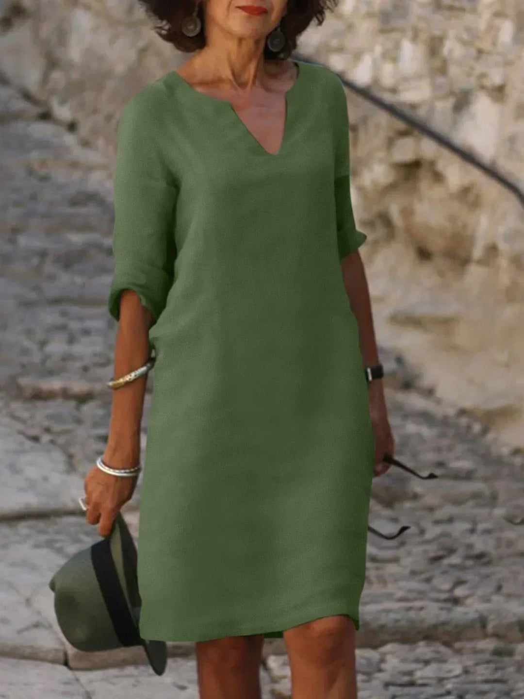"Robe élégante Josette avec col en V, design raffiné, coupe flatteuse, matériaux luxueux, idéale pour toutes occasions."