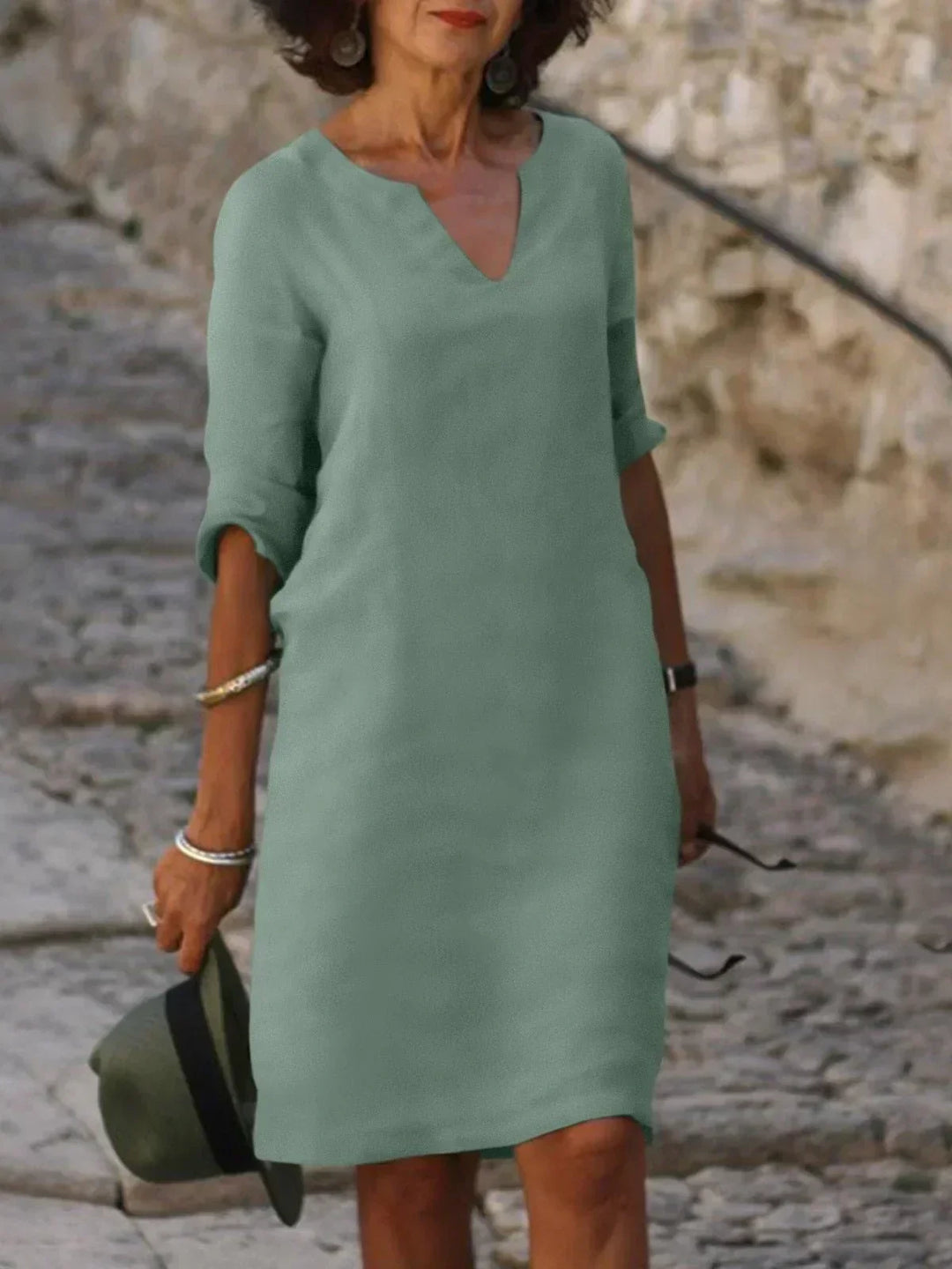 "Robe élégante Josette avec col en V, design raffiné, coupe flatteuse, matériaux luxueux, idéale pour toutes occasions."