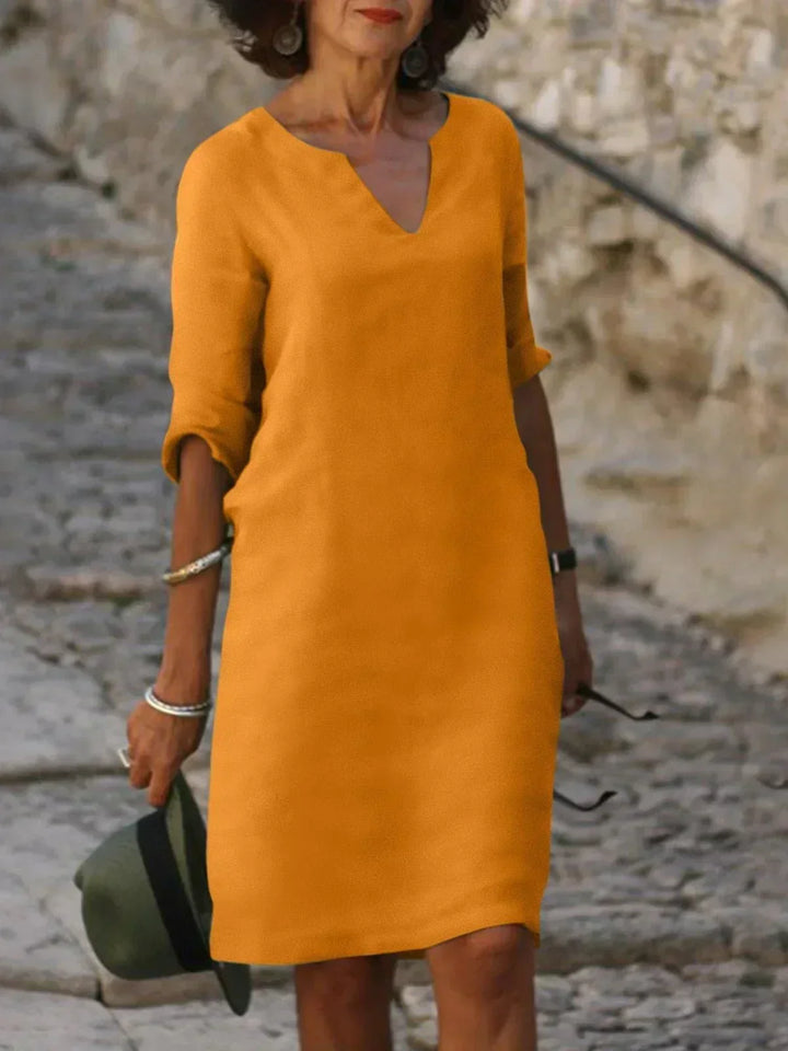 "Robe élégante Josette avec col en V, design raffiné, coupe flatteuse, matériaux luxueux, idéale pour toutes occasions."