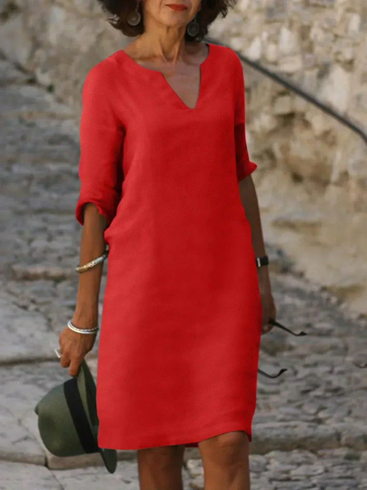 "Robe élégante Josette avec col en V, design raffiné, coupe flatteuse, matériaux luxueux, idéale pour toutes occasions."