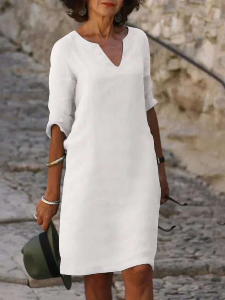 "Robe élégante Josette avec col en V, design raffiné, coupe flatteuse, matériaux luxueux, idéale pour toutes occasions."