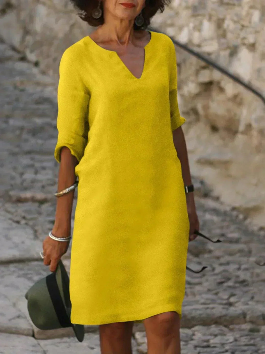 "Robe élégante Josette avec col en V, design raffiné, coupe flatteuse, matériaux luxueux, idéale pour toutes occasions."