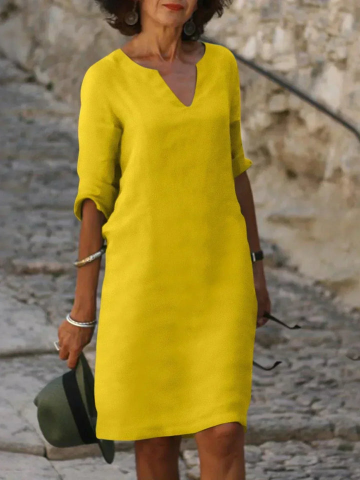 "Robe élégante Josette avec col en V, design raffiné, coupe flatteuse, matériaux luxueux, idéale pour toutes occasions."