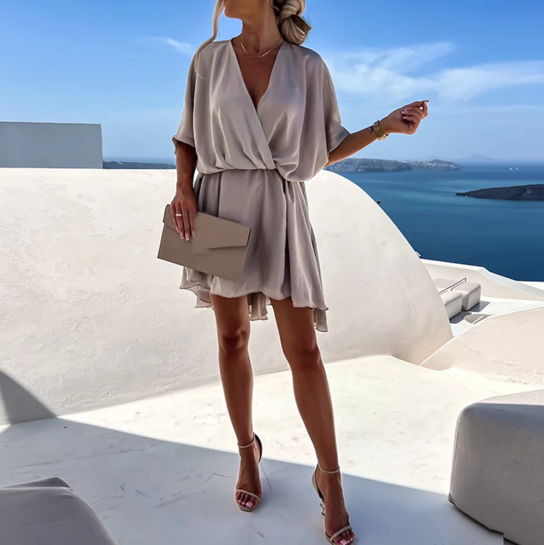 "Robe élégante rose pour femme, design chic, détails subtils, coupe flatteuse, parfaite pour toute occasion."