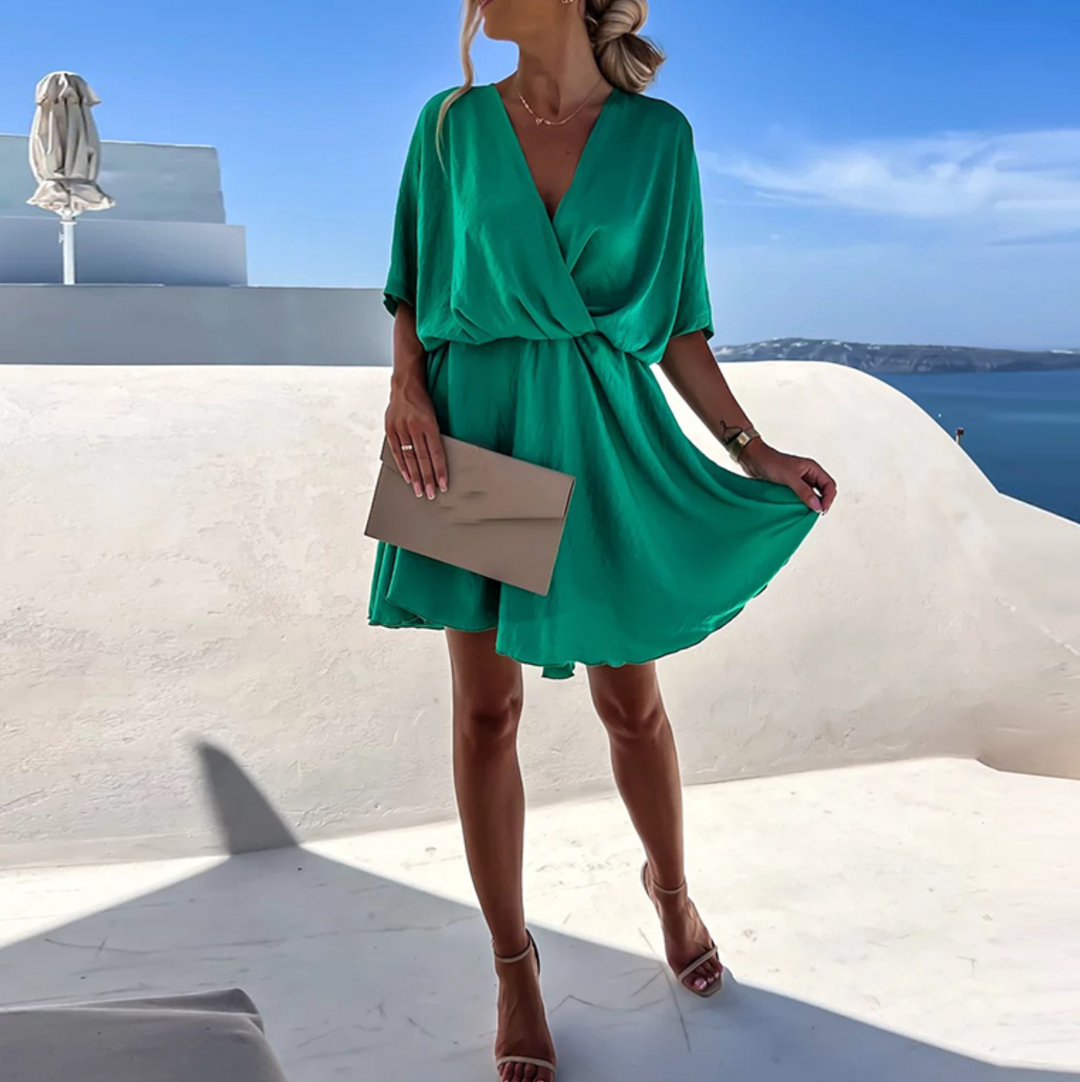 "Robe élégante rose pour femme, design chic, détails subtils, coupe flatteuse, parfaite pour toute occasion."