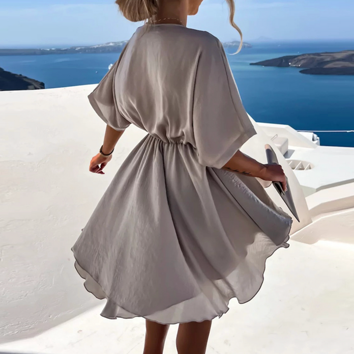 "Robe élégante rose pour femme, design chic, détails subtils, coupe flatteuse, parfaite pour toute occasion."