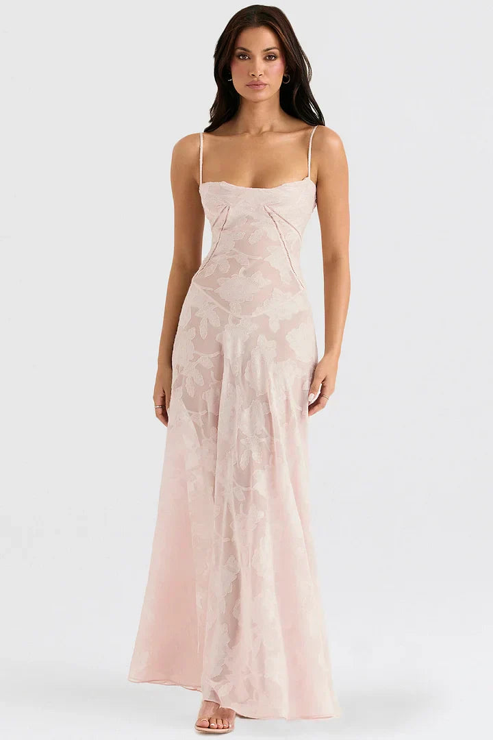 Robe élégante Ruth en tissu haut de gamme, coupe flatteuse, couleur sobre, idéale pour événements formels et décontractés.
