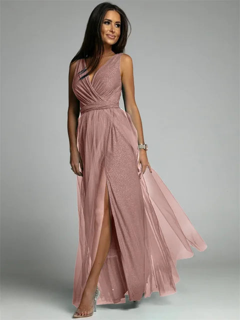 Robe élégante sans manches à col V croisé, jupe fendue, soulignant la silhouette et le cou, idéale événement spécial.