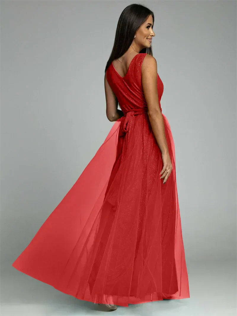 Robe élégante sans manches à col V croisé, jupe fendue, soulignant la silhouette et le cou, idéale événement spécial.