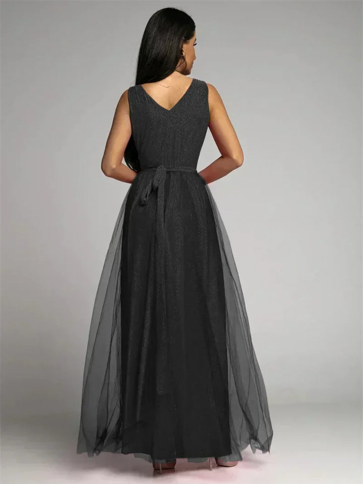 Robe élégante sans manches à col V croisé, jupe fendue, soulignant la silhouette et le cou, idéale événement spécial.