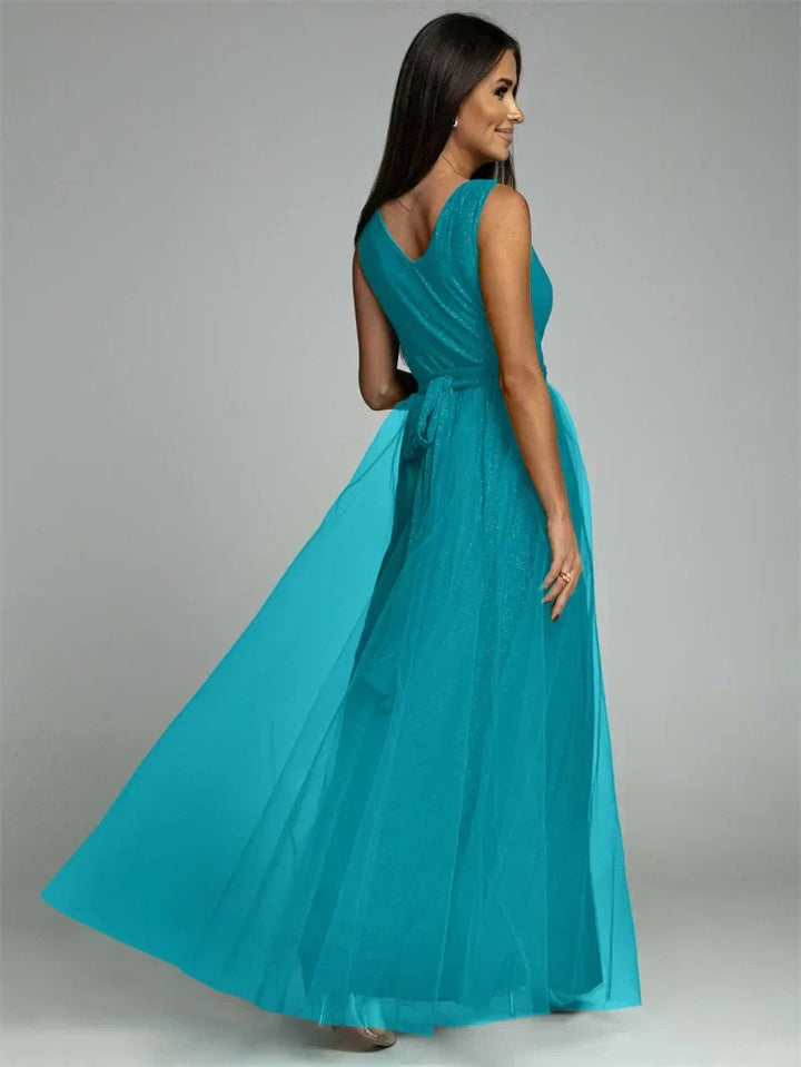 Robe élégante sans manches à col V croisé, jupe fendue, soulignant la silhouette et le cou, idéale événement spécial.