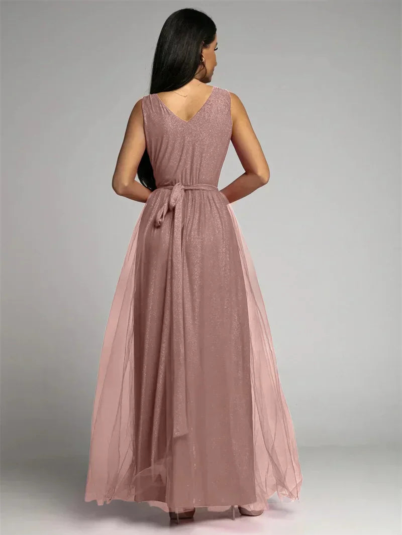 Robe élégante sans manches à col V croisé, jupe fendue, soulignant la silhouette et le cou, idéale événement spécial.