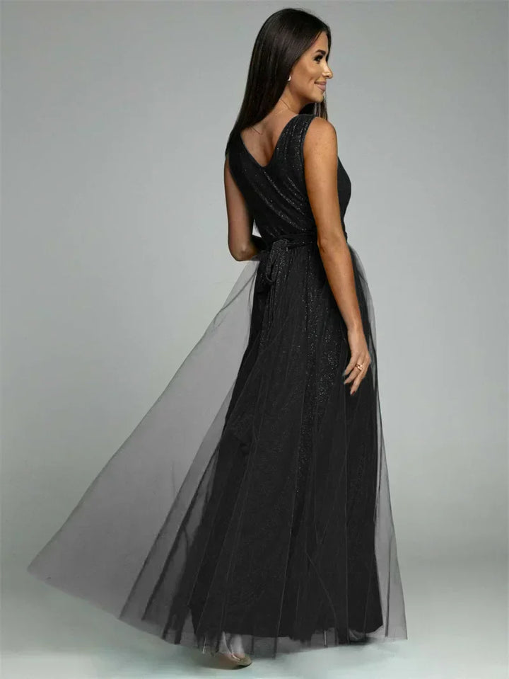 Robe élégante sans manches à col V croisé, jupe fendue, soulignant la silhouette et le cou, idéale événement spécial.