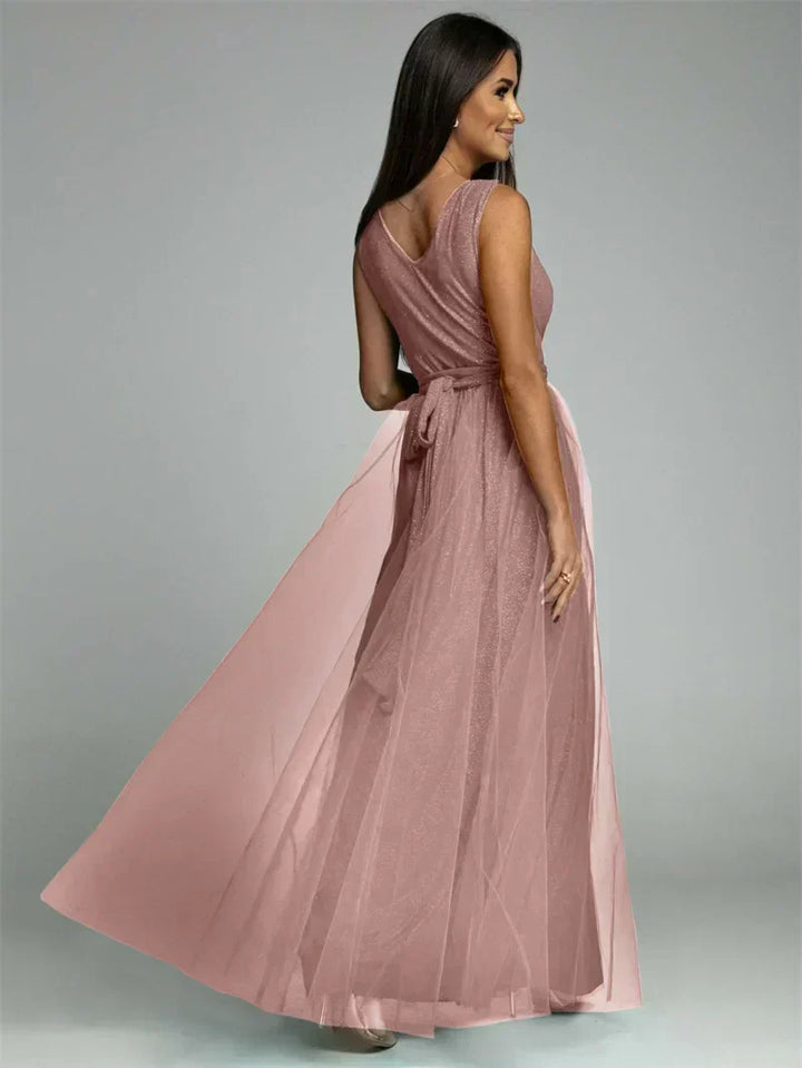 Robe élégante sans manches à col V croisé, jupe fendue, soulignant la silhouette et le cou, idéale événement spécial.