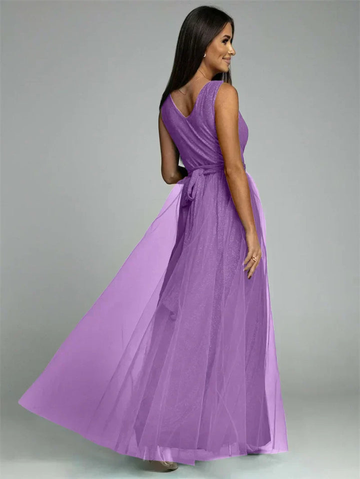 Robe élégante sans manches à col V croisé, jupe fendue, soulignant la silhouette et le cou, idéale événement spécial.