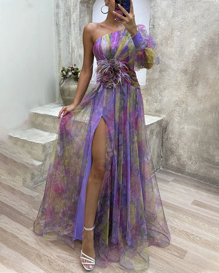 "Robe élégante satinée avec dentelle raffinée, parfaite pour occasions spéciales, montre un design sophistiqué."