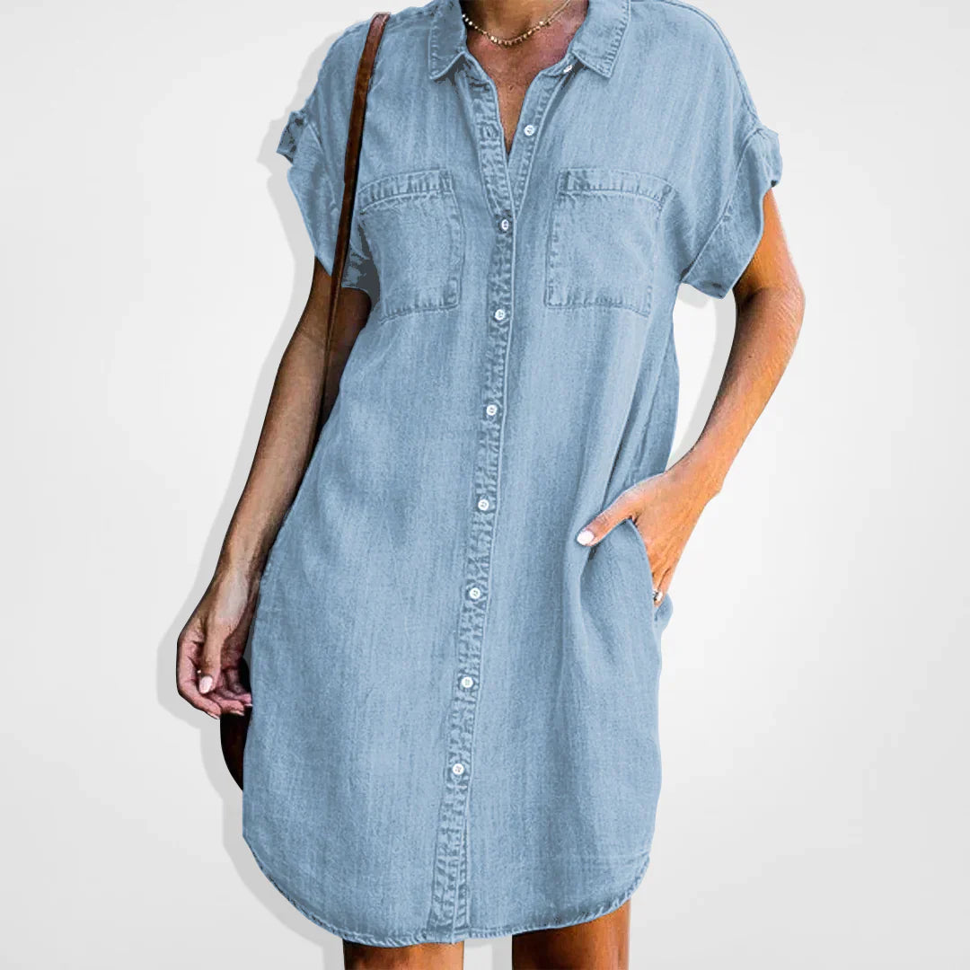 Robe en denim bleu clair avec boutons, style élégant et décontracté, parfaite pour femmes, comfort optimal, en coton.