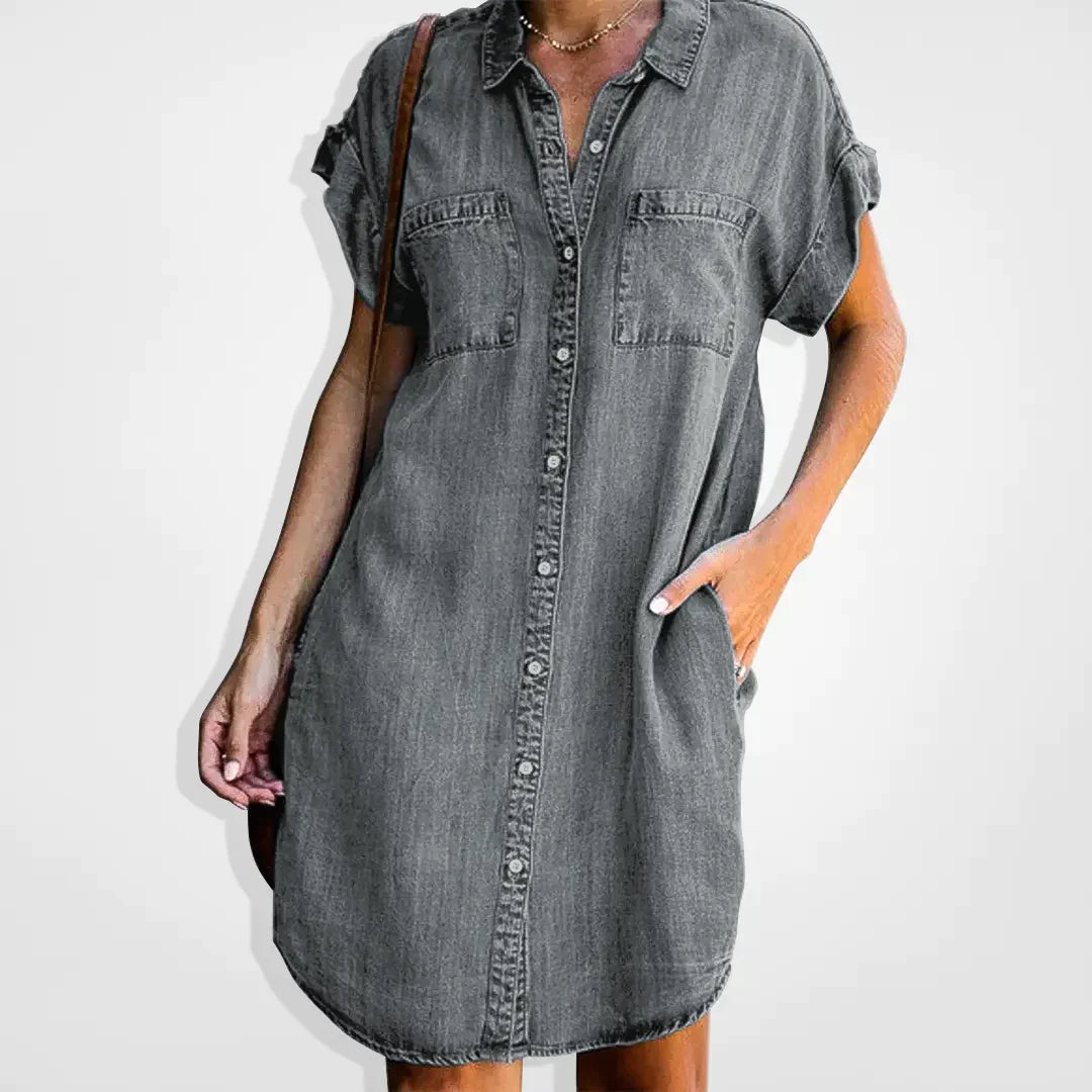 Robe en denim bleu clair avec boutons, style élégant et décontracté, parfaite pour femmes, comfort optimal, en coton.