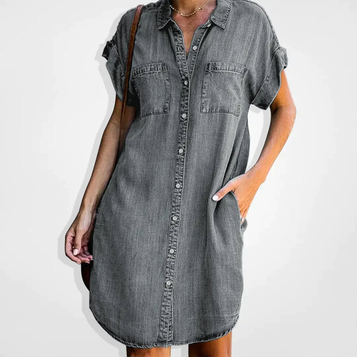 Robe en denim bleu clair avec boutons, style élégant et décontracté, parfaite pour femmes, comfort optimal, en coton.