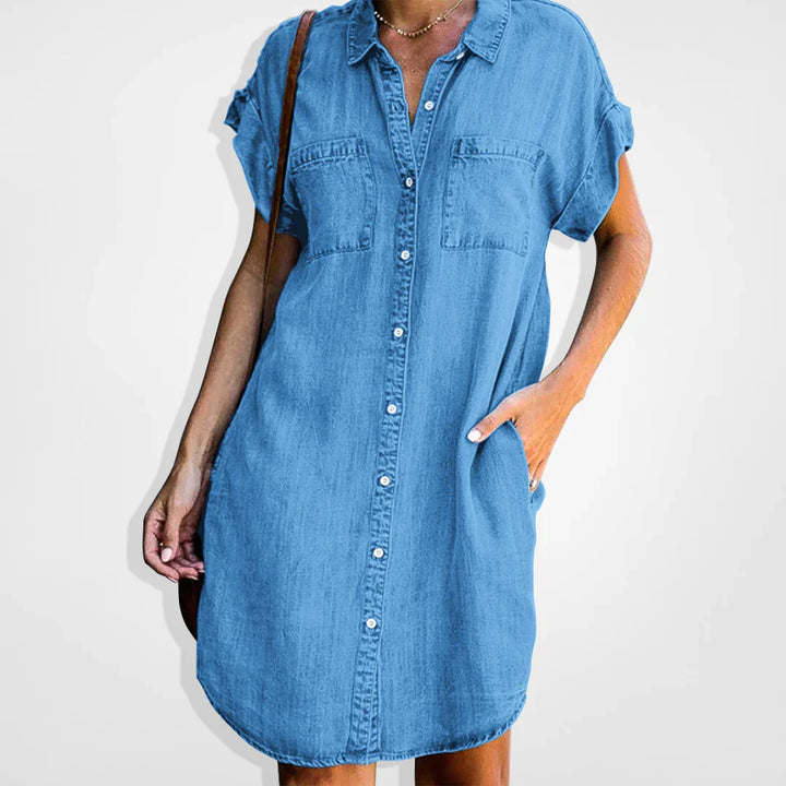 Robe en denim bleu clair avec boutons, style élégant et décontracté, parfaite pour femmes, comfort optimal, en coton.