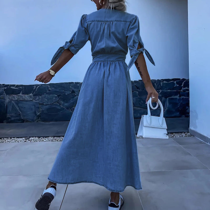 "Robe en denim bleu, vue de côté, coupe élégante et polyvalente pour femme, style intemporel et confortable."