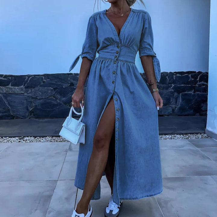 "Robe en denim bleu, vue de côté, coupe élégante et polyvalente pour femme, style intemporel et confortable."