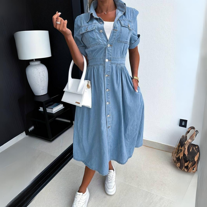 "Robe en denim Isabel, silhouette cintrée, bretelles réglables, tissu résistant pour style polyvalent et confort optimal."
