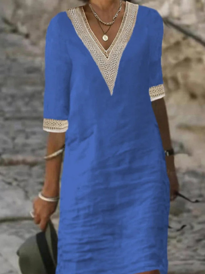 "Robe en lin avec col V en dentelle, élégante et décontractée, idéale pour l'été, manches 3/4, coupe ample, confort chic."
