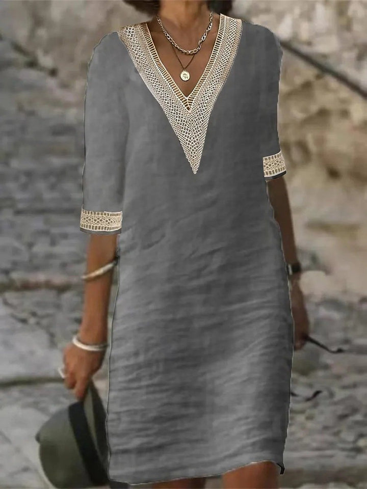 "Robe en lin avec col V en dentelle, élégante et décontractée, idéale pour l'été, manches 3/4, coupe ample, confort chic."