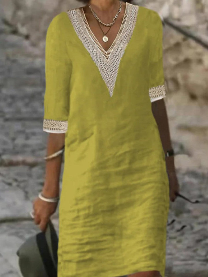"Robe en lin avec col V en dentelle, élégante et décontractée, idéale pour l'été, manches 3/4, coupe ample, confort chic."