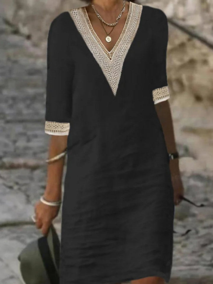 "Robe en lin avec col V en dentelle, élégante et décontractée, idéale pour l'été, manches 3/4, coupe ample, confort chic."