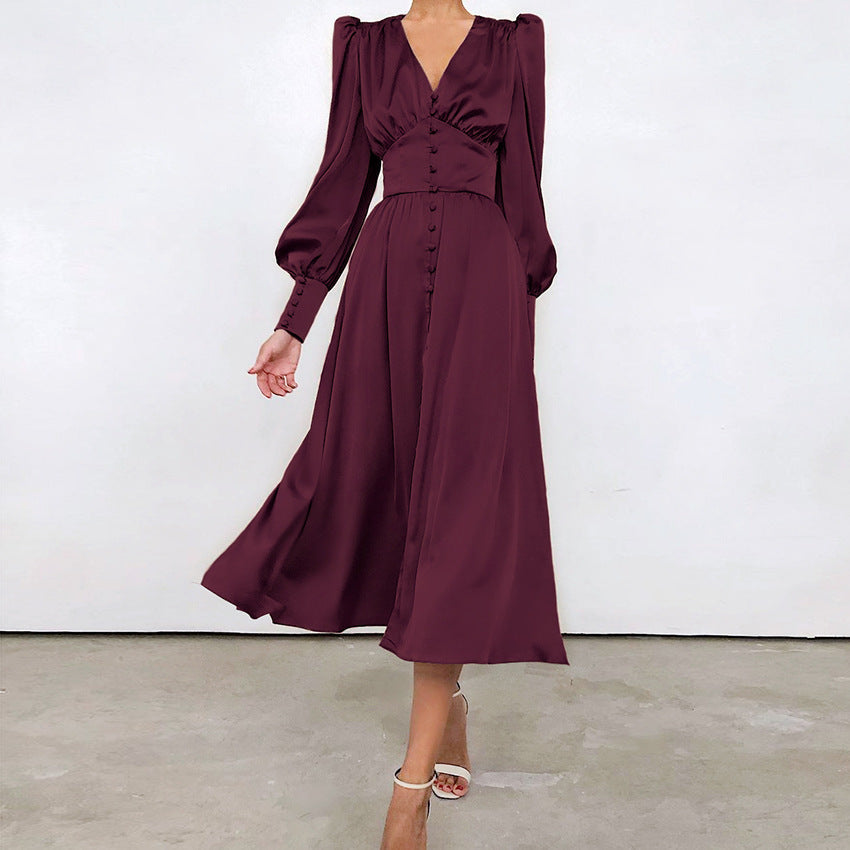 "Robe en satin Arya, chic et élégante, coupe flatteuse, disponible en noir classique et bordeaux riche."