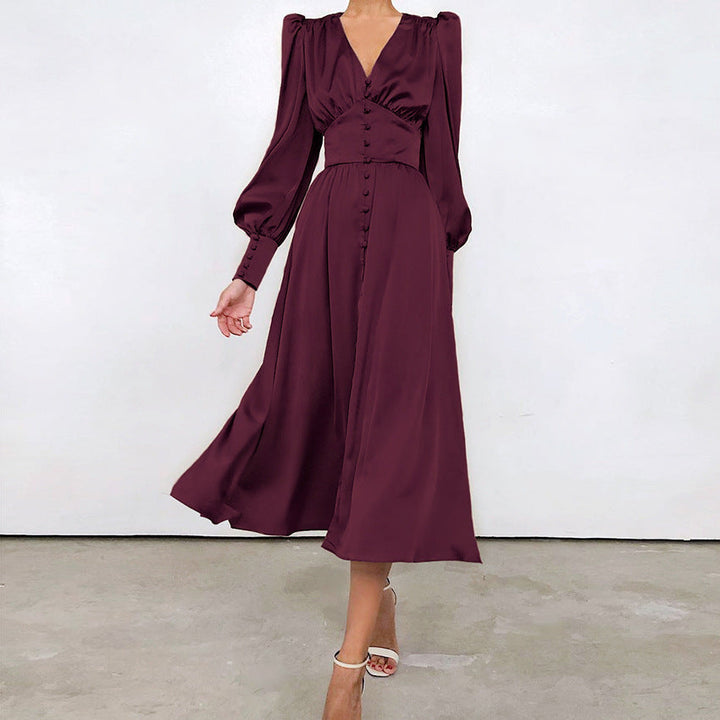 "Robe en satin Arya, chic et élégante, coupe flatteuse, disponible en noir classique et bordeaux riche."