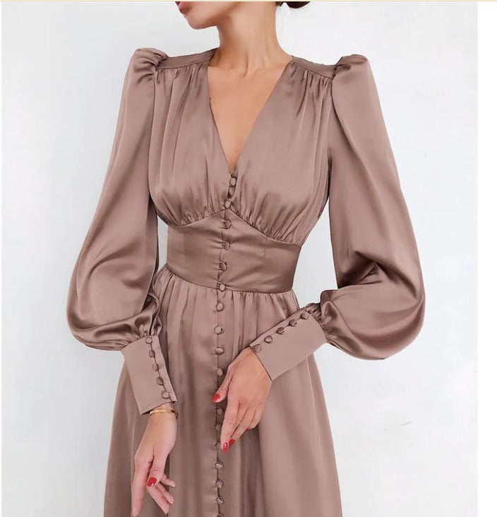"Robe en satin Arya, chic et élégante, coupe flatteuse, disponible en noir classique et bordeaux riche."