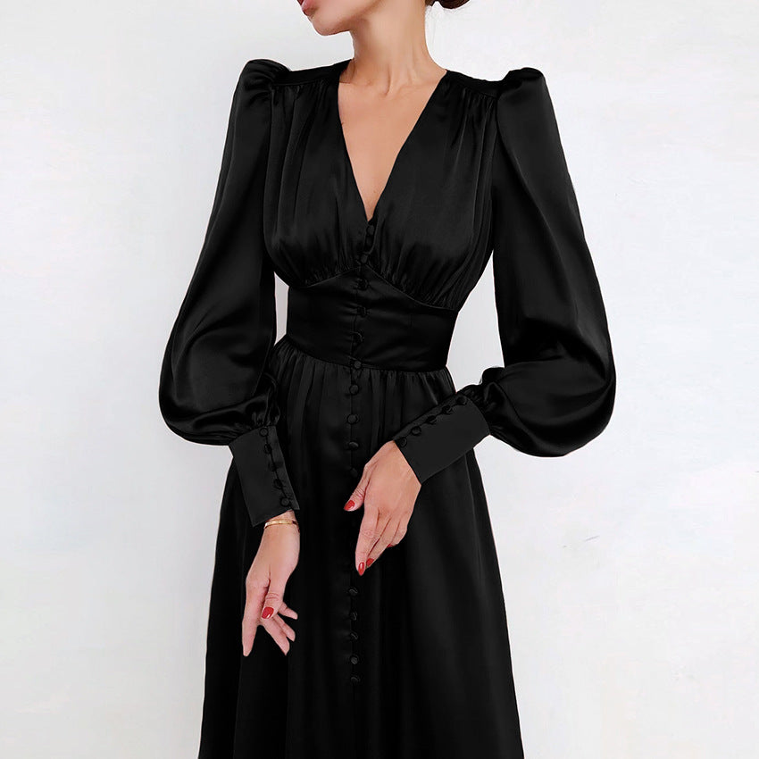 "Robe en satin Arya, chic et élégante, coupe flatteuse, disponible en noir classique et bordeaux riche."