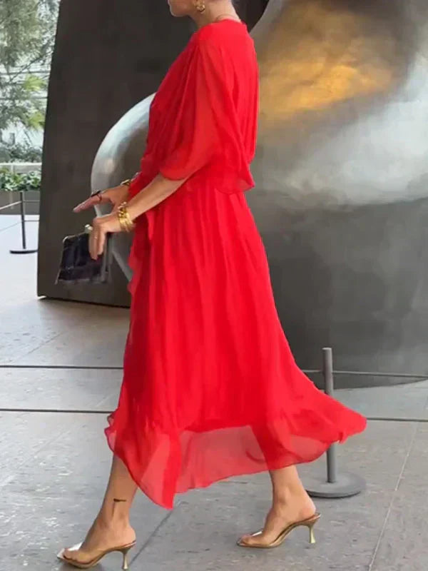 Robe en soie légère à col en V, élégante et fluide, parfaite pour événements spéciaux.