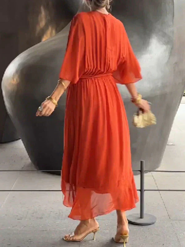 Robe en soie légère à col en V, élégante et fluide, parfaite pour événements spéciaux.