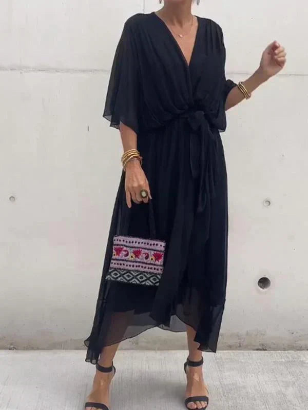 Robe en soie légère à col en V, élégante et fluide, parfaite pour événements spéciaux.