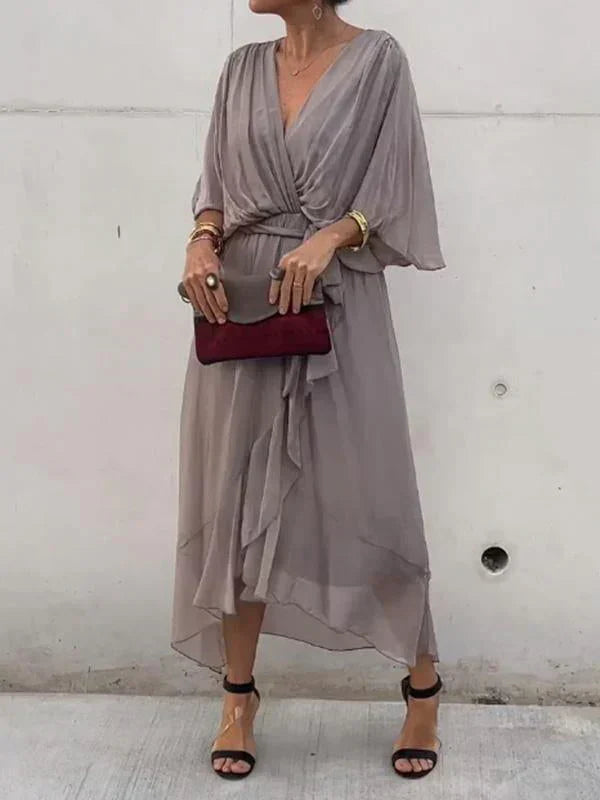 Robe en soie légère à col en V, élégante et fluide, parfaite pour événements spéciaux.