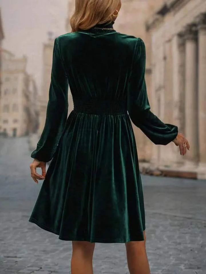 "Robe en velours élégante sans manches, longueur au genou, couleur bourgogne, style chic pour femme"